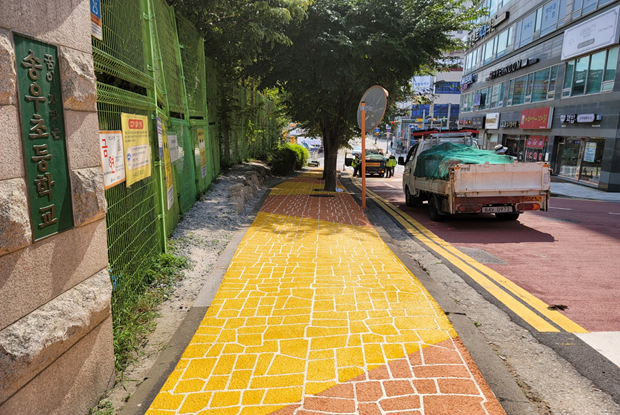 포천 송우초 후문 보행로.png